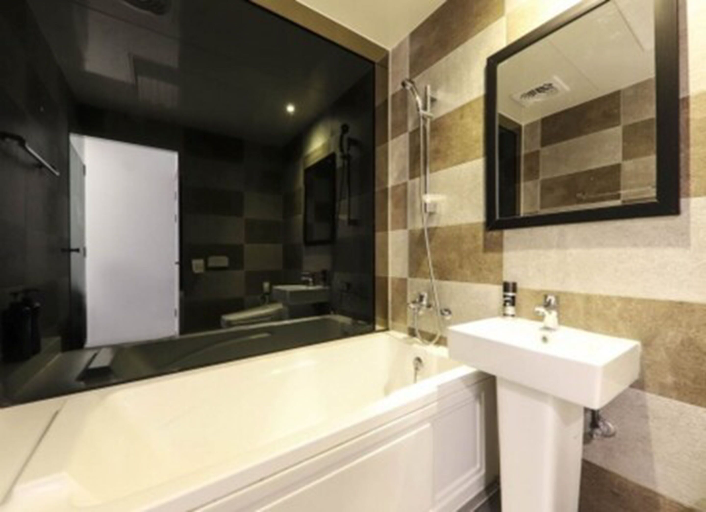 combined shower/bathtub, jetted bath, designer toiletries, hair dryer