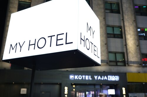 KOTEL YAJA sadang art gallery