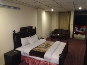 Executive Double Room | Minibar, desk, free WiFi - Hotel Move-N-Pick (Murree)