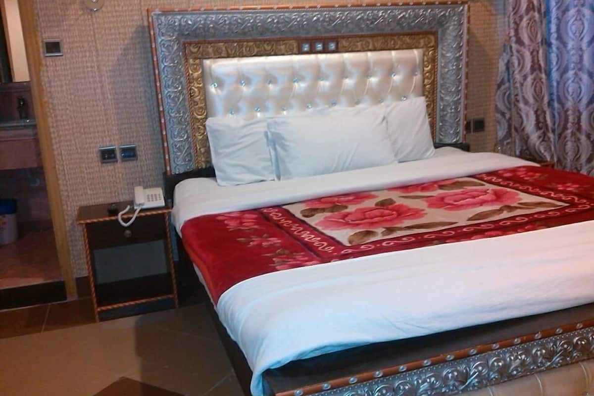 Executive Double Room | Minibar, desk, WiFi (free)