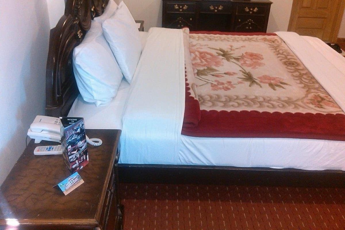 Classic Room | Minibar, desk, WiFi (free)