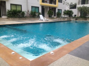 2 piscines extérieures