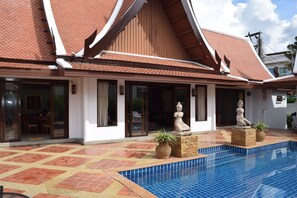 Biệt thự tiện nghi đơn giản | Quang cảnh sân vườn
