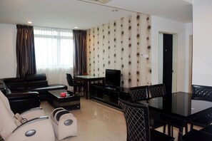 Leilighet, 3 soverom | Oppholdsrom | En 24-tommers TV med kabel-kanaler