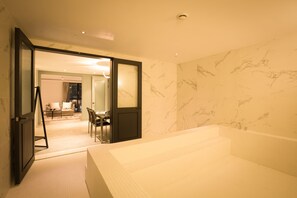 Royal Suite | Bathroom | Free toiletries, bathrobes, slippers, towels - Trang BLUE (Seoul)
