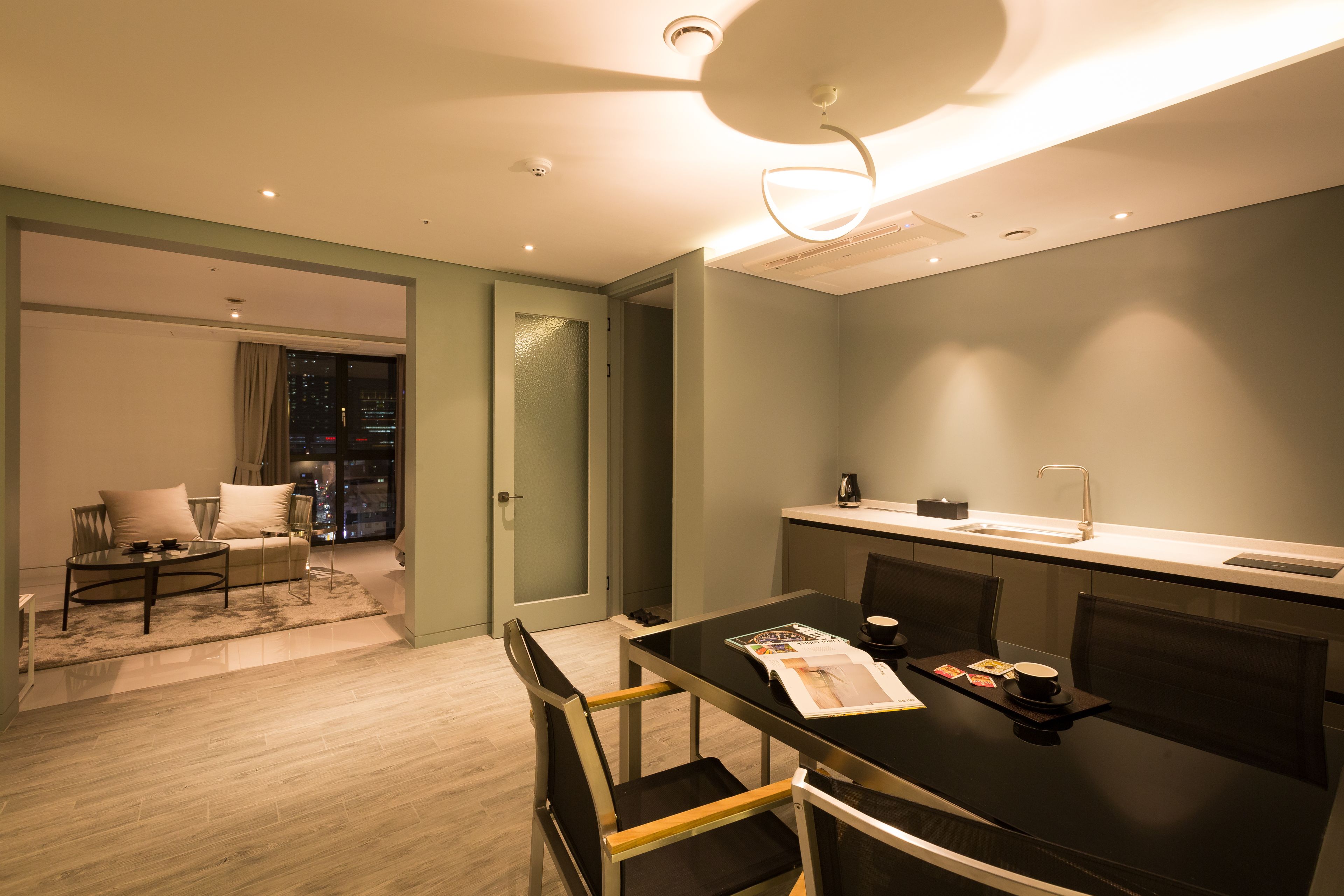 Suite Royal | Area soggiorno | TV a schermo piatto 49 pollici con canali via cavo, TV