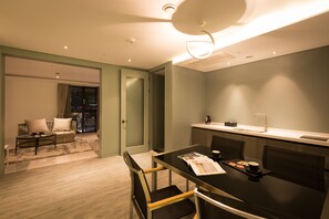 Royal suite | Woonruimte | Een 49-inch flatscreentelevisie met kabelzenders en televisie