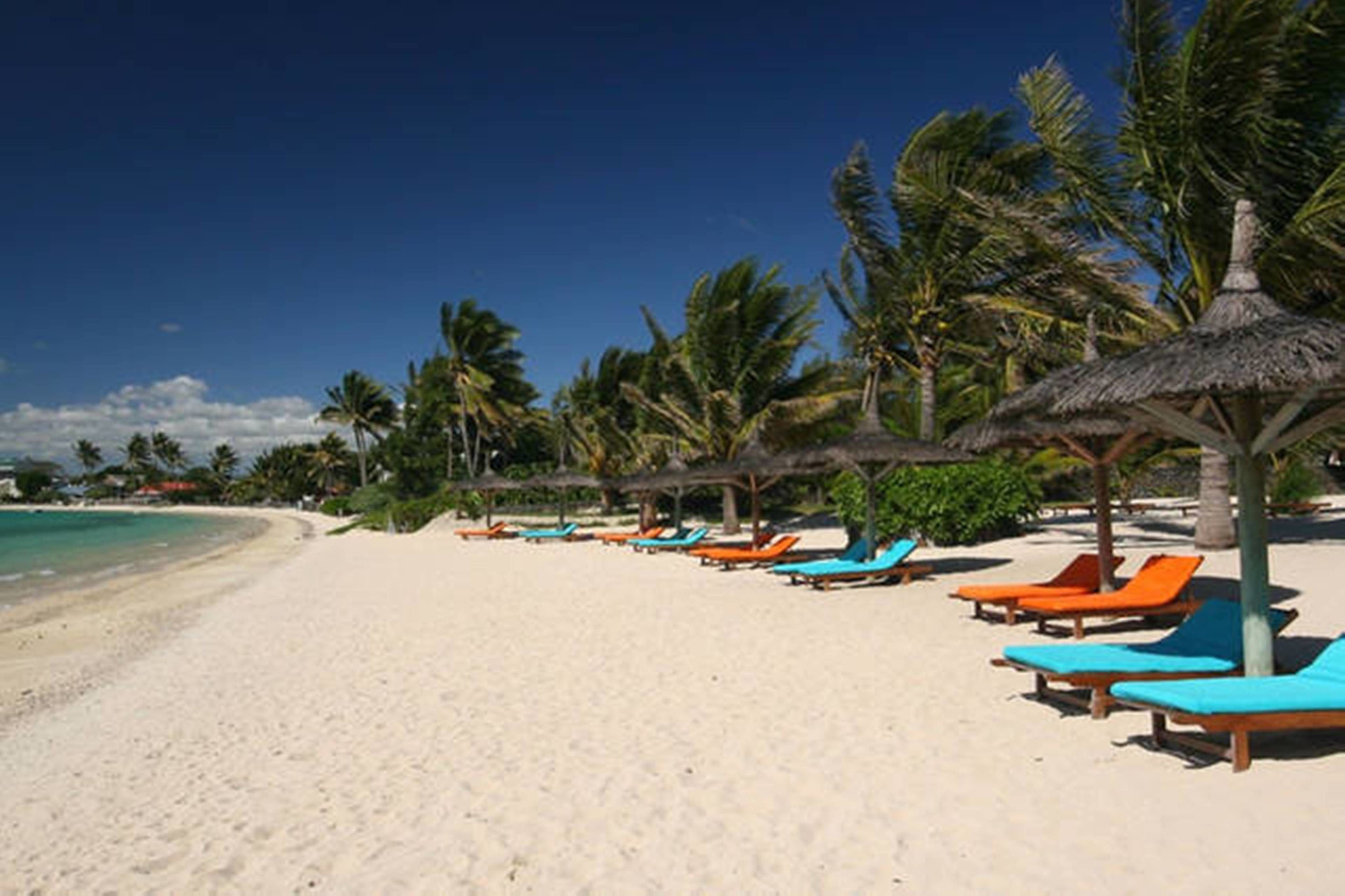 Aan een privéstrand, ligstoelen, parasols, strandlakens