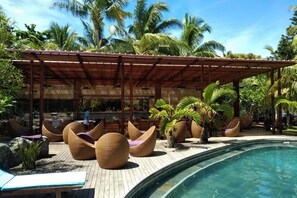 Outdoor pool, pool loungers - Ocean Villas Apart Hotel (Grand-Baie)