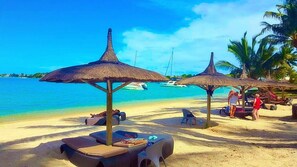 Private beach, sun-loungers, beach umbrellas, beach towels - Ocean Villas Apart Hotel (Grand-Baie)