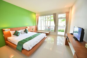 Superior Double Room | Brankas, didekorasi berbeda-beda, dan meja kerja