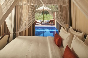 华丽套房, 私人游泳池 | 高档床上用品、迷你吧、客房内保险箱、办公桌