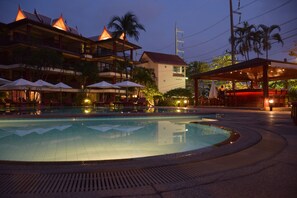 Outdoor pool, pool umbrellas, sun loungers - Kalim Residence Unit - 215 (Patong)