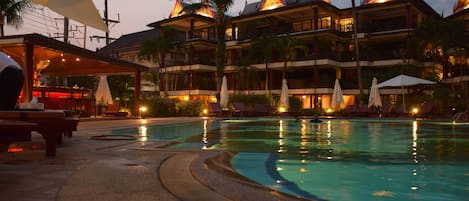 Kolam renang outdoor, dengan payung kolam renang dan kursi berjemur