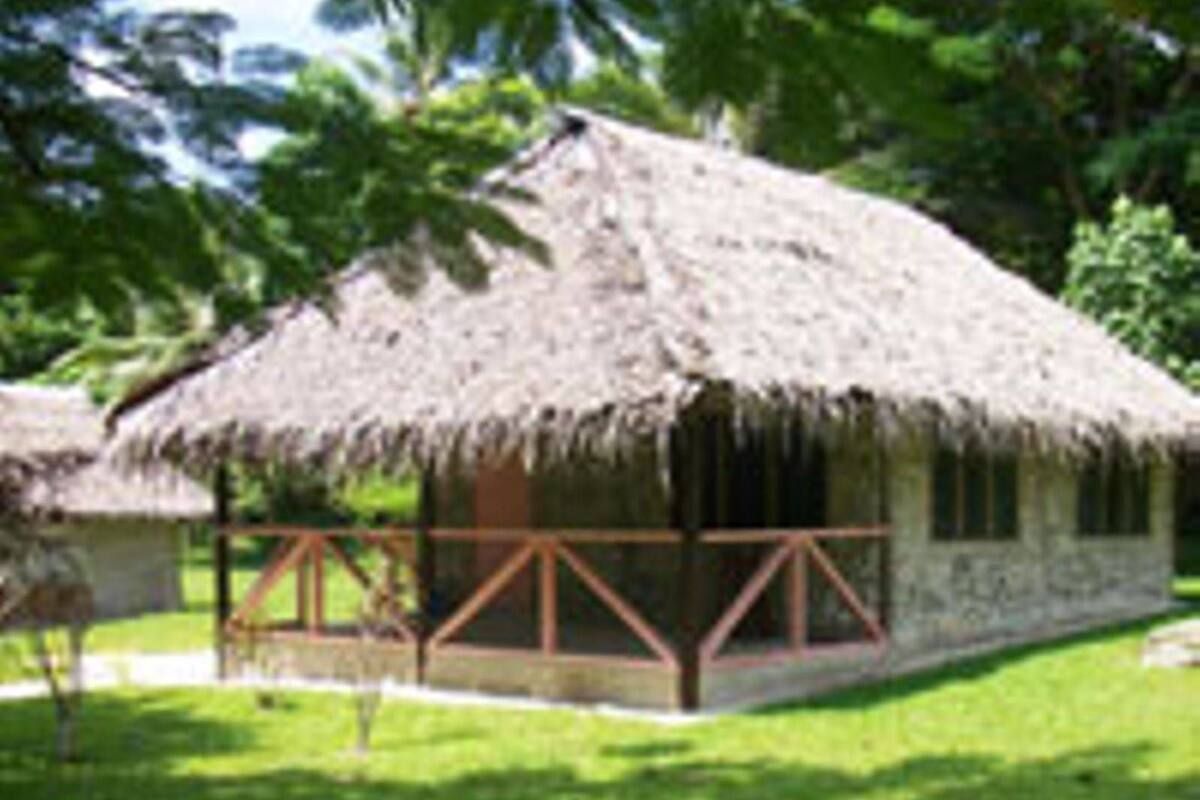 Habitación triple básica, vista a la playa | Escritorio