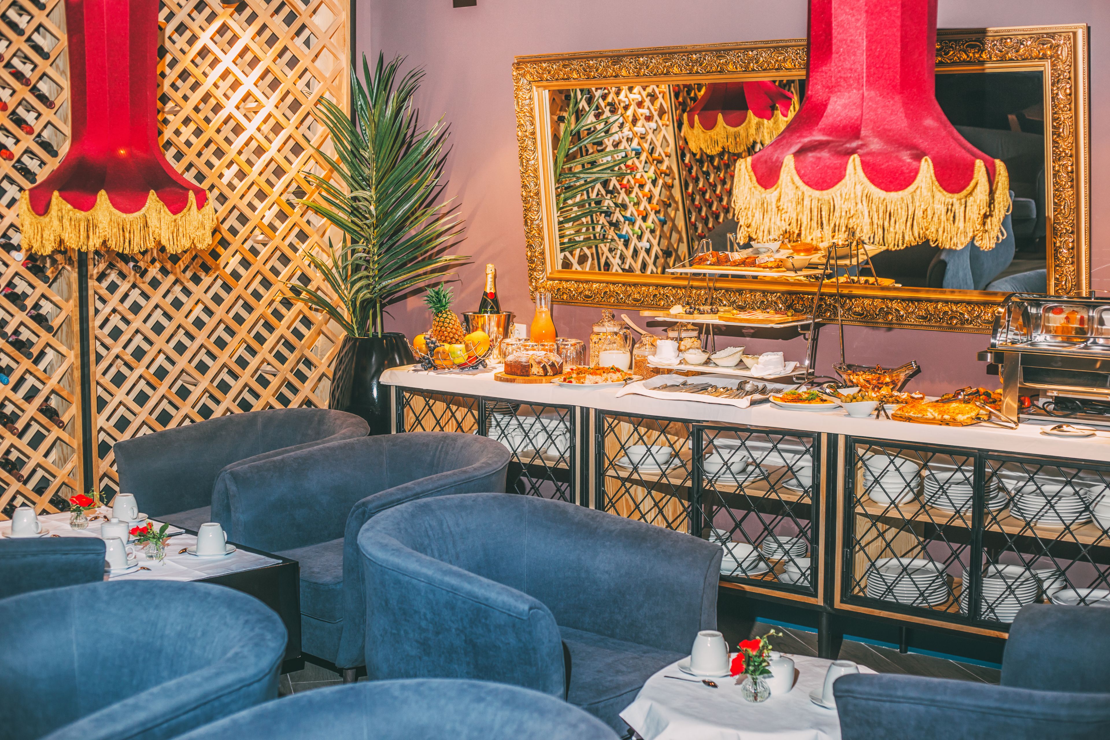 daily buffet breakfast (gel 30 per person)