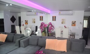 2 Bedrooms Apartment | Área de sala de estar | Televisión de pantalla plana 