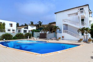 2 つの屋外プール、プール パラソル、サンラウンジャー