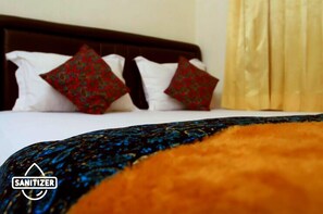 Superior Double Room Air-Conditioned | Individually furnished, desk - Unique Guesthouse (Bandung)