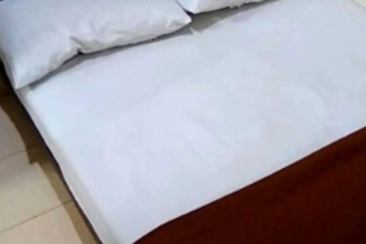 이코노미 싱글룸 | 책상, 각각 다르게 가구 비치
