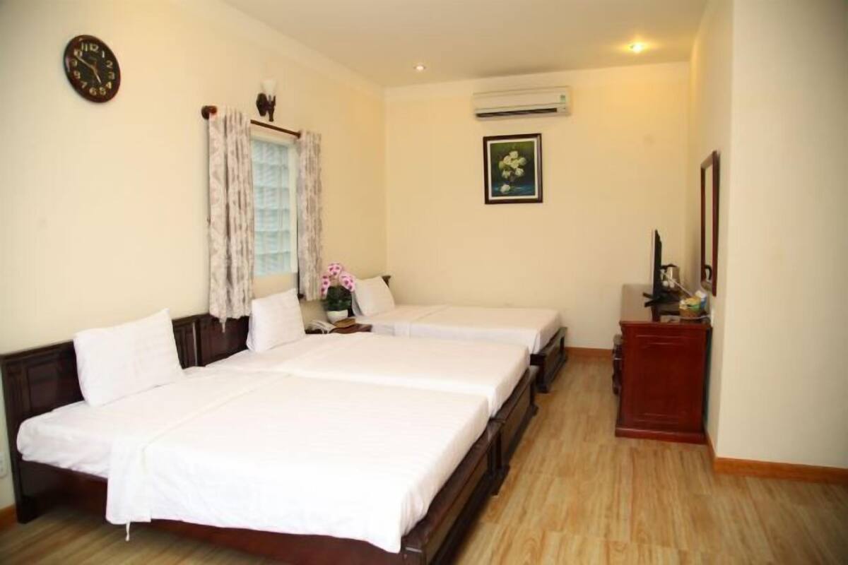 Minibar, in-room safe, desk, WiFi (free)