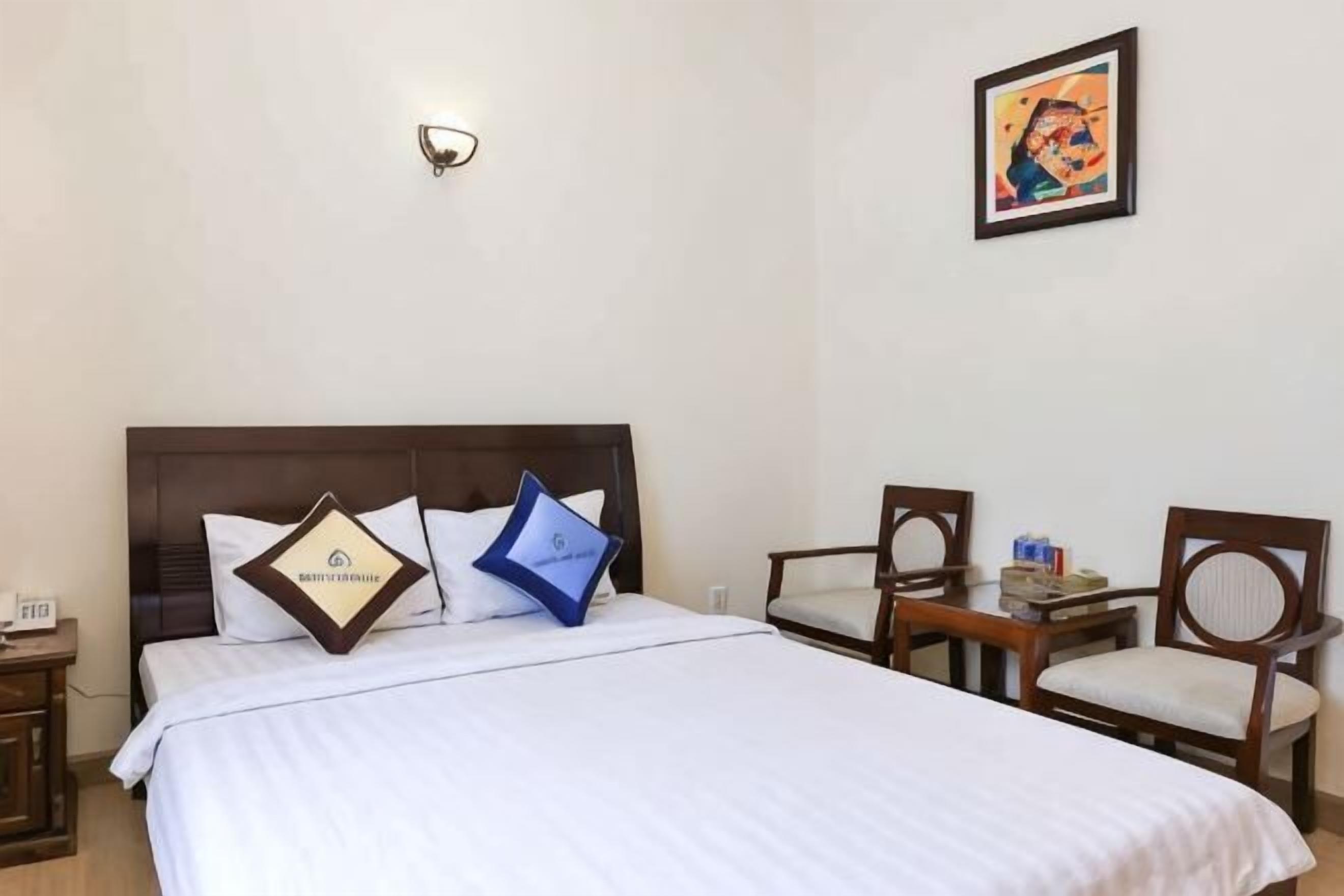 Minibar, in-room safe, desk, free WiFi