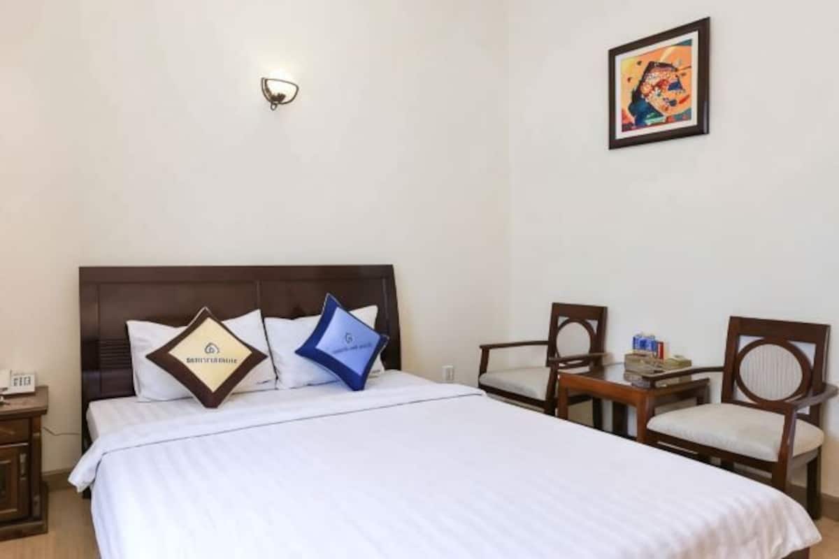 Minibar, in-room safe, desk, free WiFi