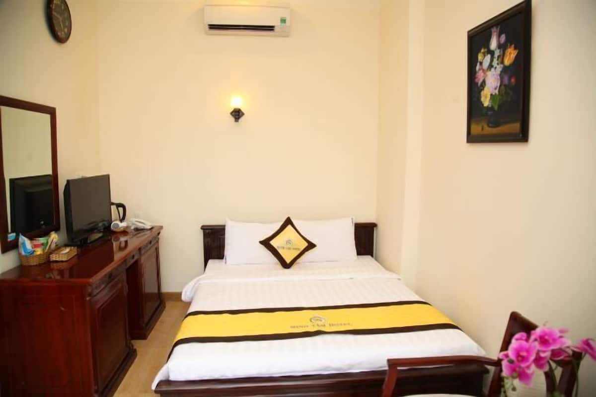 Minibar, in-room safe, desk, WiFi (free)