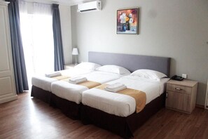 Zimmersafe, Schreibtisch, Bügeleisen/Bügelbrett, kostenlose Babybetten