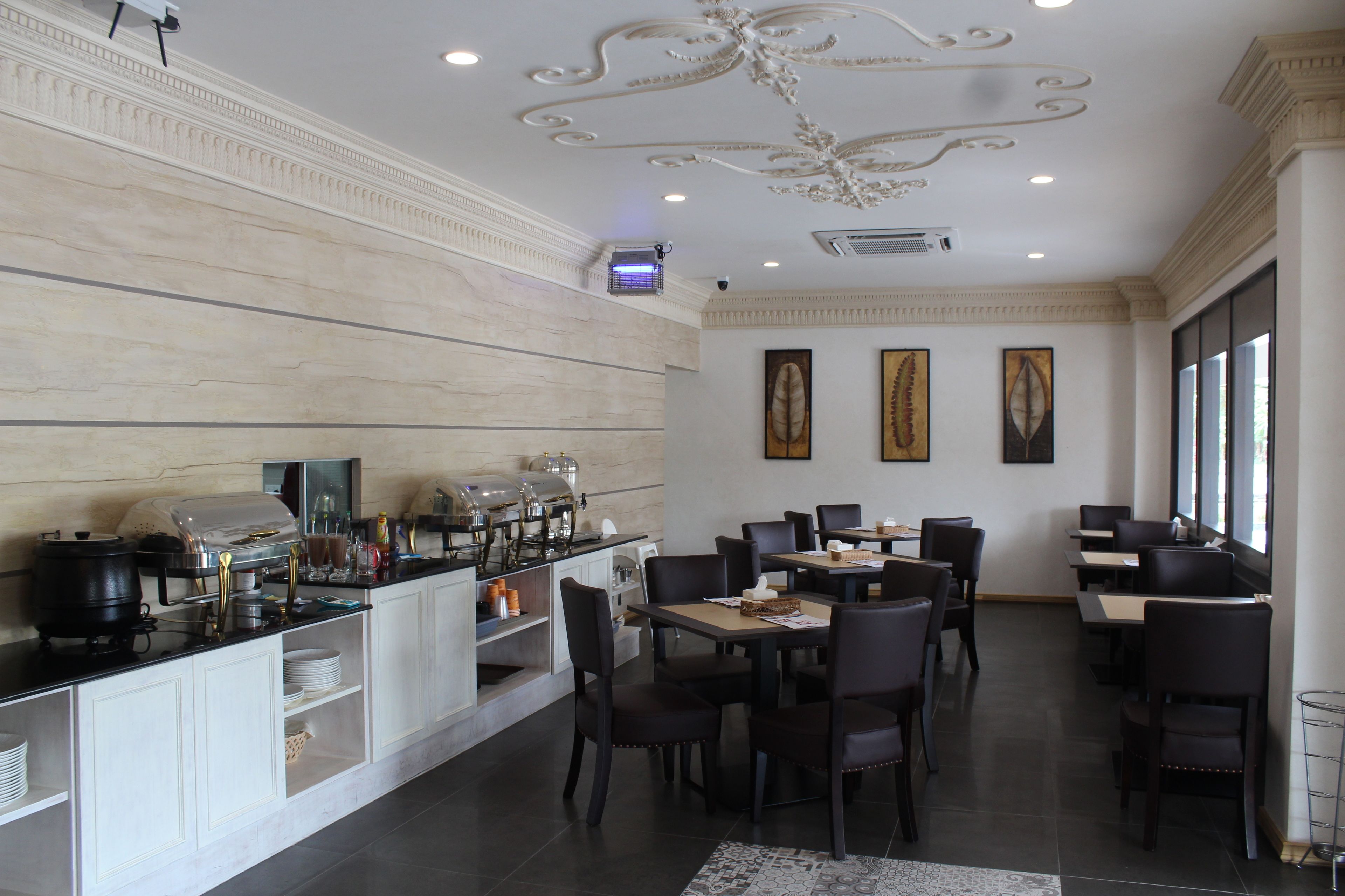 breakfast, lunch, dinner served; international cuisine