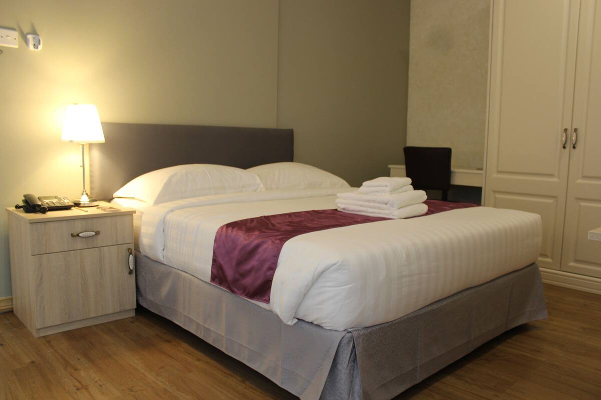 deluxe room | in-room safe, desk, iron/ironing board, free cots/infant beds