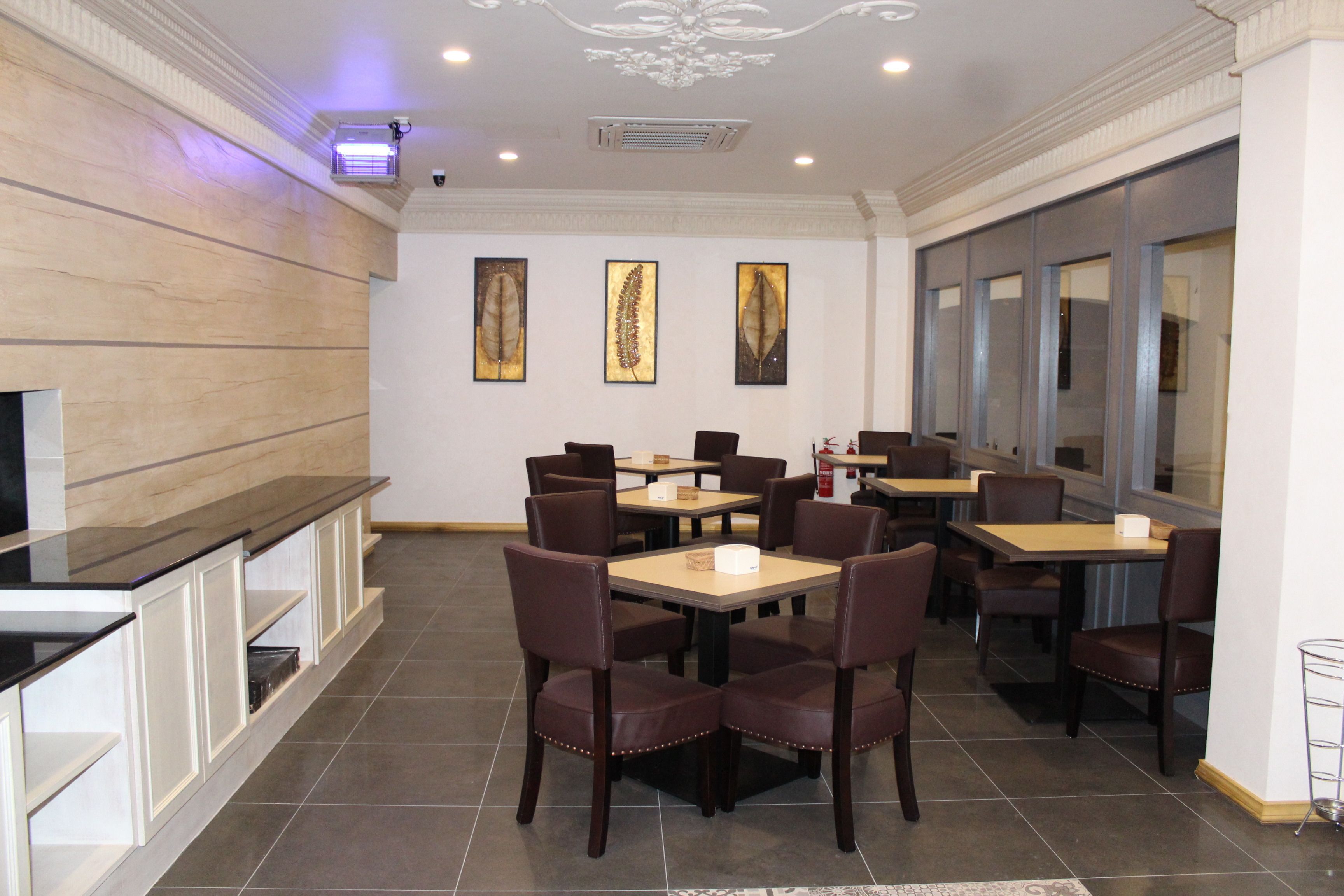 breakfast, lunch, dinner served; international cuisine