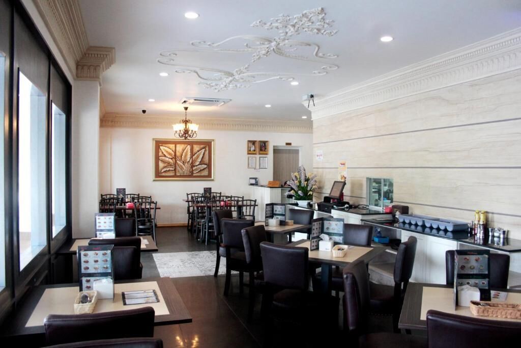 供应早餐、午餐和晚餐，国际美食