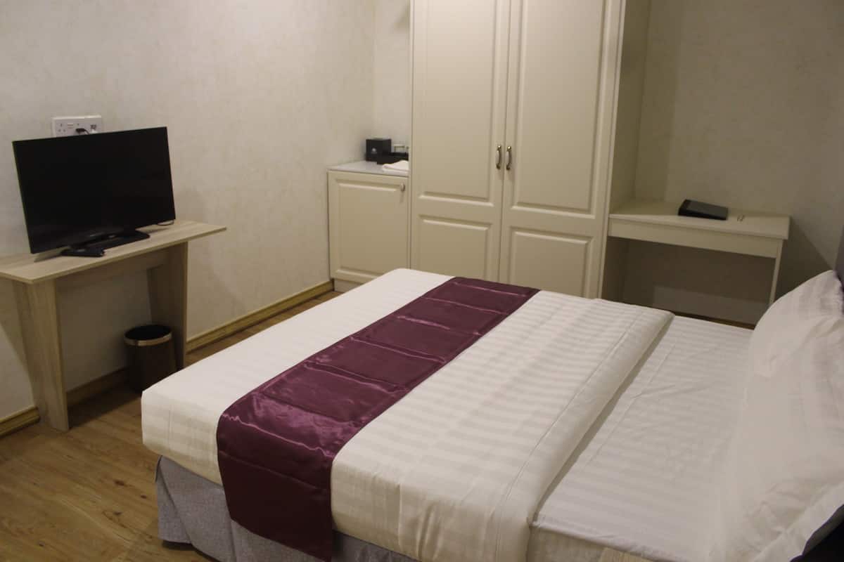 Standaard kamer | Een kluis op de kamer, een bureau, een strijkplank/strijkijzer