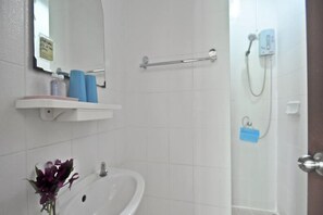 Deluxe Room | Bagno | Doccia, set di cortesia gratuito, pantofole, asciugamani
