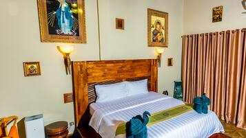 Comfort Room | In-room safe, soundproofing, iron/ironing board, free WiFi