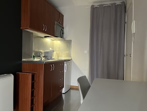 Refrigerador, microondas, placa de cocina, cafetera/tetera