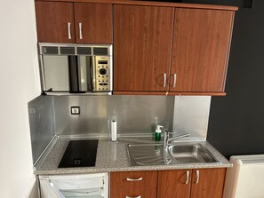 Leilighet – standard, 1 soverom | Eget kjøkken | Kjøleskap, mikrobølgeovn, kokeplater og kaffetrakter/tekoker