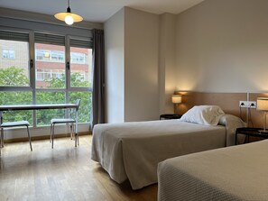Standaard appartement, 1 slaapkamer | Woonruimte | Een flatscreentelevisie