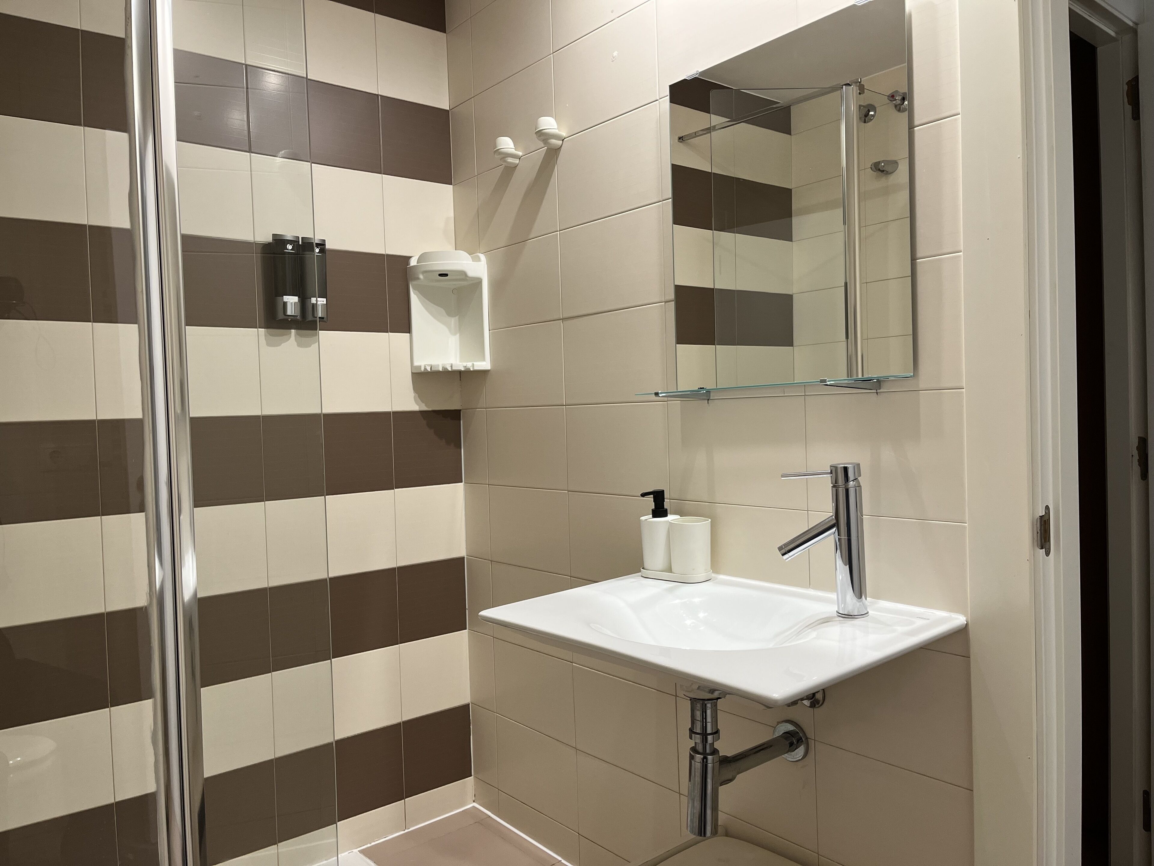 Apartamento estándar, 2 habitaciones, 2 baños, vistas a la ciudad | Baño | Artículos de higiene personal gratuitos, secador de pelo, jabón y champú