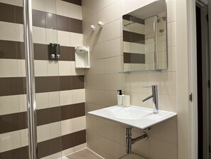 Standardlejlighed - 2 soveværelser - 2 badeværelser - byudsigt | Badeværelse | Gratis toiletartikler, hårtørrer, Sæbe, Shampoo