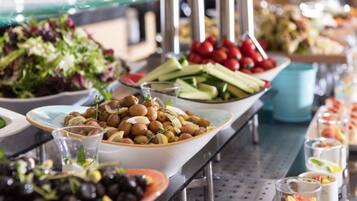 Sarapan prasmanan setiap hari dengan biaya tambahan