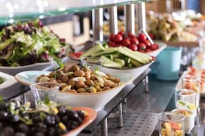 Tägliches Frühstücksbuffet gegen Gebühr