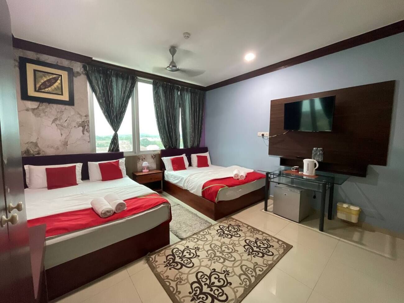 Desk, soundproofing, free WiFi