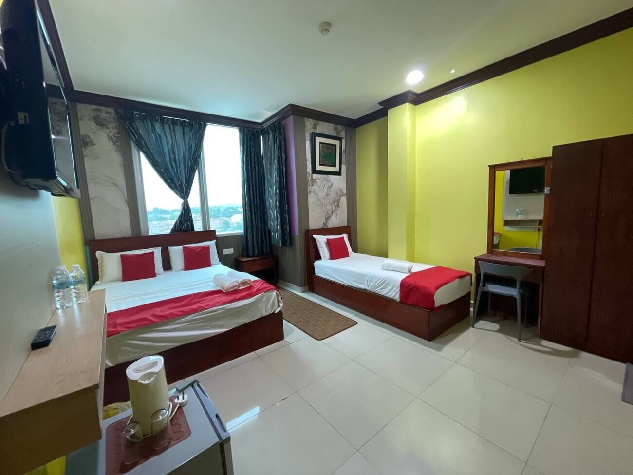 高級套房, 多張床 | 書桌、隔音、免費無線上網