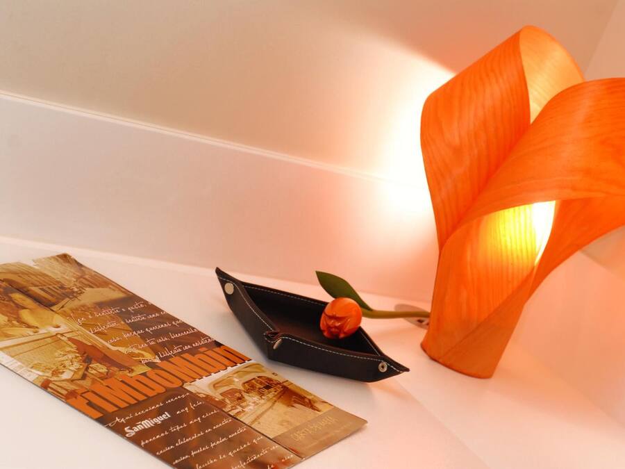 Un folleto con texto y un objeto naranja decorativo que parece una flor.