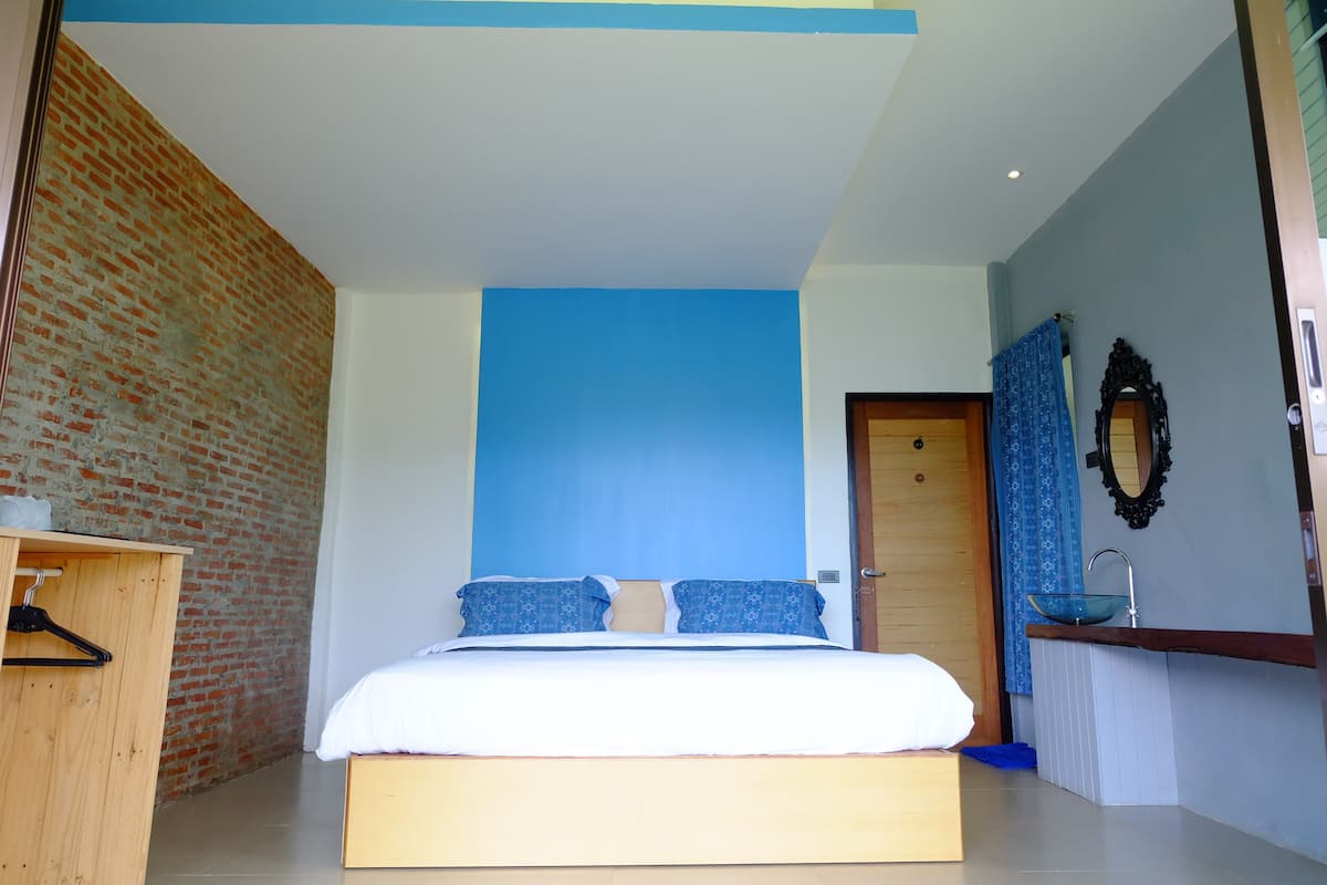 Deluxe Room | Minibar, rollaway beds
