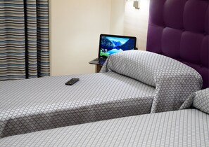 Hypo-allergenic bedding, down duvets, desk, laptop workspace - Hotel Torino Porta Susa (Turin)