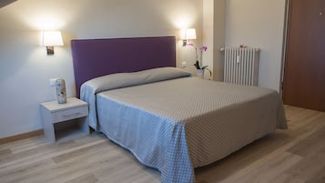 Biancheria da letto ipoallergenica, copriletto in piuma, una scrivania