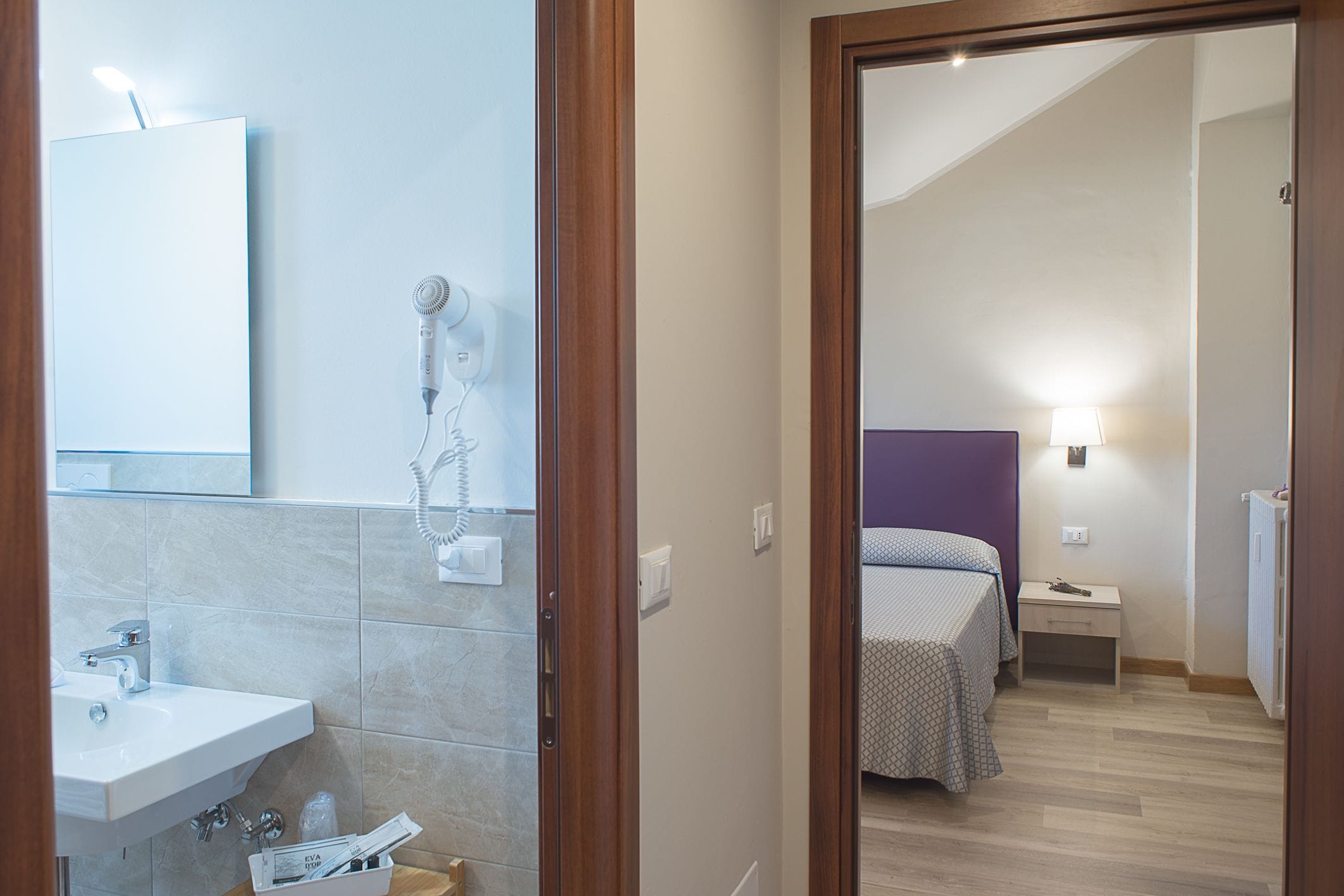 低過敏寢具、羽絨被、書桌、筆電工作空間